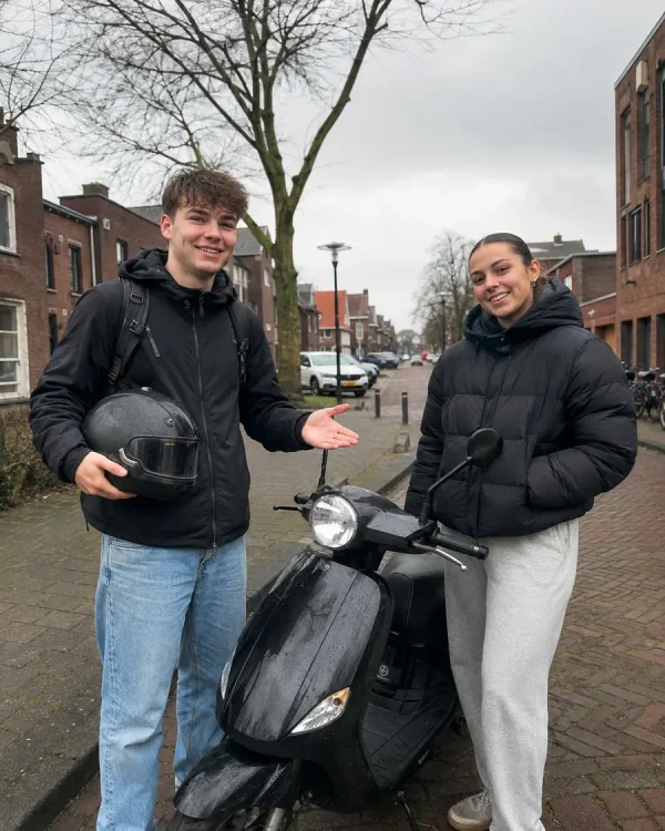 Een jongen met een helm onder zijn arm en een meisje naast een scooter in een straat