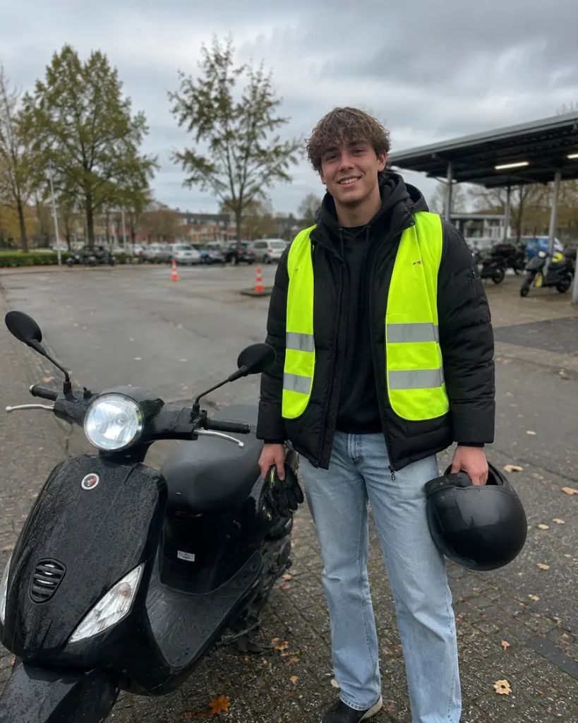 Instructeur geeft uitleg aan leerlingen bij hun lesscooters
